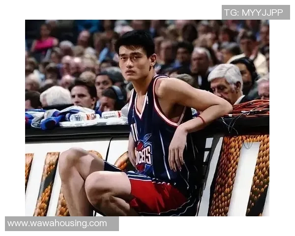 姚明场上热身展现风采球迷期待他的精彩表现与复出之路