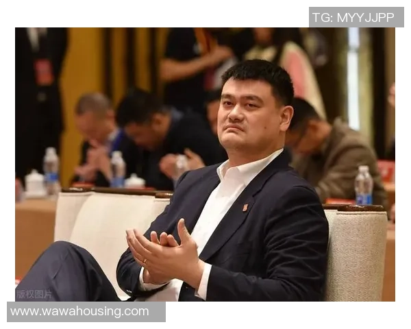 姚明现身沈阳机场引发球迷热烈追捧与欢呼声响起