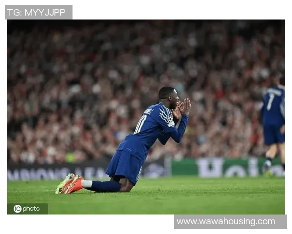 中超激战:多特蒙德与巴黎圣日耳曼战平补时进球引发争议判罚全场沸腾 中超激战:多特蒙德与巴黎圣日耳曼战平补时进球引发争议判罚全场沸腾